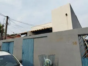 Casa kitnet Próx da Rodoviária c/ suite e ar condicionado entrada individual . Geladeira e cozinha básica. Garagem pra carro. - Taquarussu Tocantins