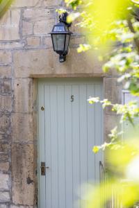 The Coach House Beautiful Georgian Apartment Wifi and Parking near Bath