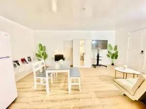 Studio Modern Black and White - 蒙特贝罗