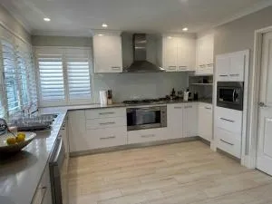 Spacious bright home close to shops and cafe's - Hocking