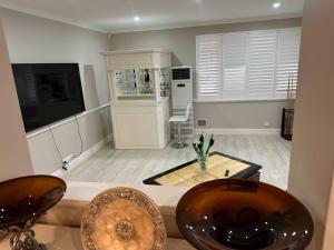 Spacious bright home close to shops and cafes