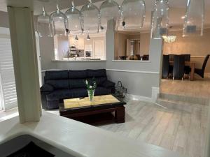 Spacious bright home close to shops and cafes