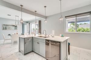 Game Room and BBQ Cape Coral Escape, 5 Mi to Beach!