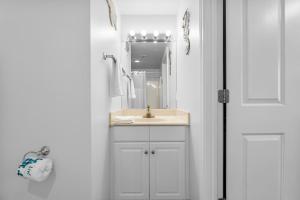 Stylish 1BD Beachfront Condo with Amenities Galore! by Dolce Vita Getaways!