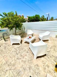 Seaside Escape - Charming Sunlit 2BR Flat