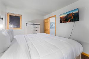 Creekside Suites 16 by Estes Park Condos