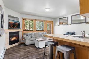 Creekside Suites 16 by Estes Park Condos