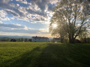 Jättefin lägenhet mellan staden och fjället