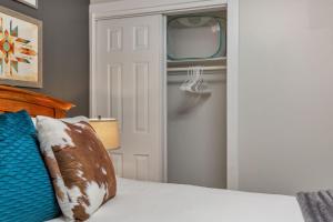 Backyard BBQ Retreat: Central 3bd - Prime Location