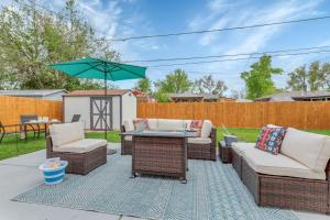Backyard BBQ Retreat: Central 3bd - Prime Location