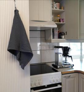 Idyllinen mökki ja pihasauna jokirannassa - sisältää liinavaatteet ja loppusiivouksen