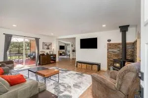 Bear’s Den Hideaway with Hot Tub - Morton