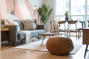 Stylish Downtown Toronto Suite with Free Parking