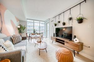 Stylish Downtown Toronto Suite with Free Parking