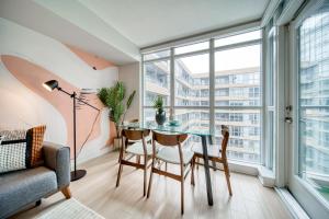 Stylish Downtown Toronto Suite with Free Parking