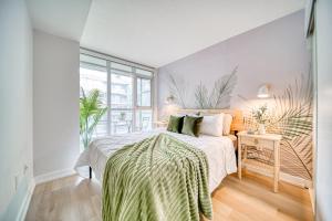 Stylish Downtown Toronto Suite with Free Parking