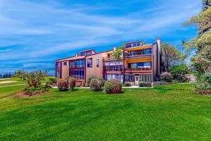 Golfer’s Lava Cove - Waikii