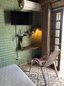 Quarto com banheiro privativo em Chalé Aconchegante.