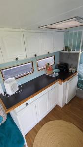 Gerestylde vintage caravan "Zee" met luxe badkamer bij "de Kapitein"