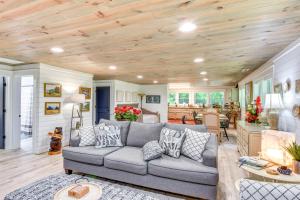 Mountain Escape with Gas Grill Near Lake Burton!