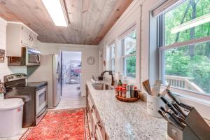 Mountain Escape with Gas Grill Near Lake Burton!