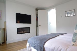 Elegant Chelsea Townhouse with Patio Near Kings Rd