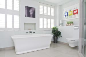 Elegant Chelsea Townhouse with Patio Near Kings Rd