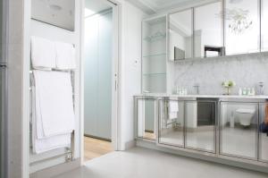 Elegant Chelsea Townhouse with Patio Near Kings Rd