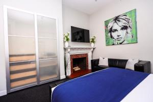 Large Stylish Newbury Street Studio w Kitchen