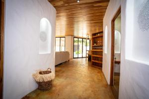 Huge 5-BD Home with Pool Walk to Beach