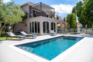 Villa B&D ZADAR for the complete pleasure of vacation !HEATED! PRIVATE POOL! Green oasis in the CENTER of ZADAR, 100m from the SEA