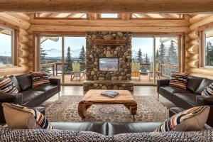 Deluxe Queen Suite room in Majestic Valley Wilderness Lodge