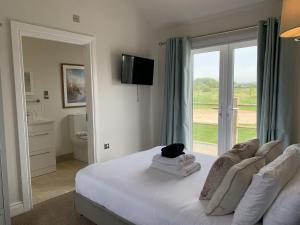 Seahorse Lodge at The Bay Filey, sleeps up to 6, and 2 dogs stay for free!