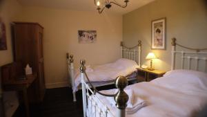 Twin Room with Shared Bathroom room in The White Hart Inn