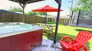 Stunning 4BR 2BA Hot Tub Cozy Holiday Home in Plano - Parker