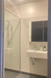 Spacious Apartment - Warm and Welcoming in Lindisfarne, 8 min from CBD