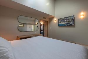 Two King Bed Suite with Hot Tub room in Country House Resort