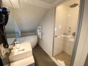 Hotels Best Western Le Cheval Blanc -Vue sur le port-plein centre ville : photos des chambres