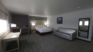 King Suite room in Best Western West Valley Inn
