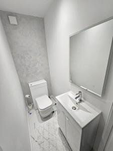 Lovely house with private parking! Glasgow!