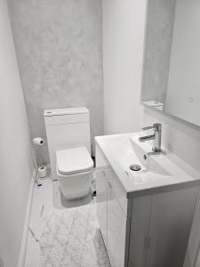 Lovely house with private parking! Glasgow!