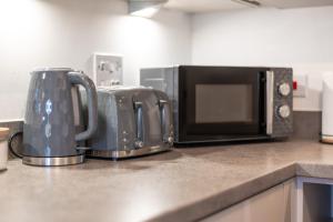 Home in Kent- Family, Contractors, free parking- 3 Bedrooms, 7 Guests