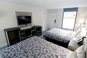 Queen Room with Two Queen Beds - Non-Smoking room in Baymont Inn & Suites Chattanooga