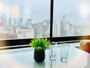 2 Bedroom, 2 Bath, Very Popular City Centre Apartment