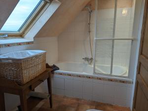 Maisons de vacances Charmante Maison Rurale avec Terrasse Privative, Proche A.77 et A.19, entre Gatinais et Fontainebleau - FR-1-590-58 : photos des chambres