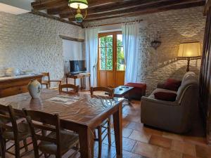 Maisons de vacances Maison de caractere avec jardin privatif, terrasse, ping-pong – Proche Ferrieres et Montargis - FR-1-590-40 : photos des chambres