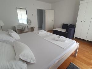 Apartments by the sea Slatine, Ciovo - 22694