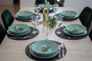 Apartments with parking space Podstrana, Split - 23092