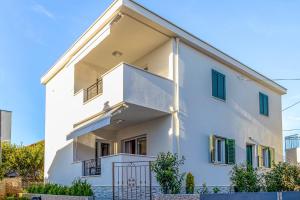 Apartments with parking space Okrug Gornji, Ciovo - 23151