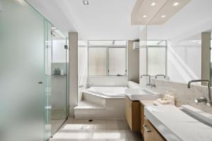 Pandanus Beach House - Direct Beach Access